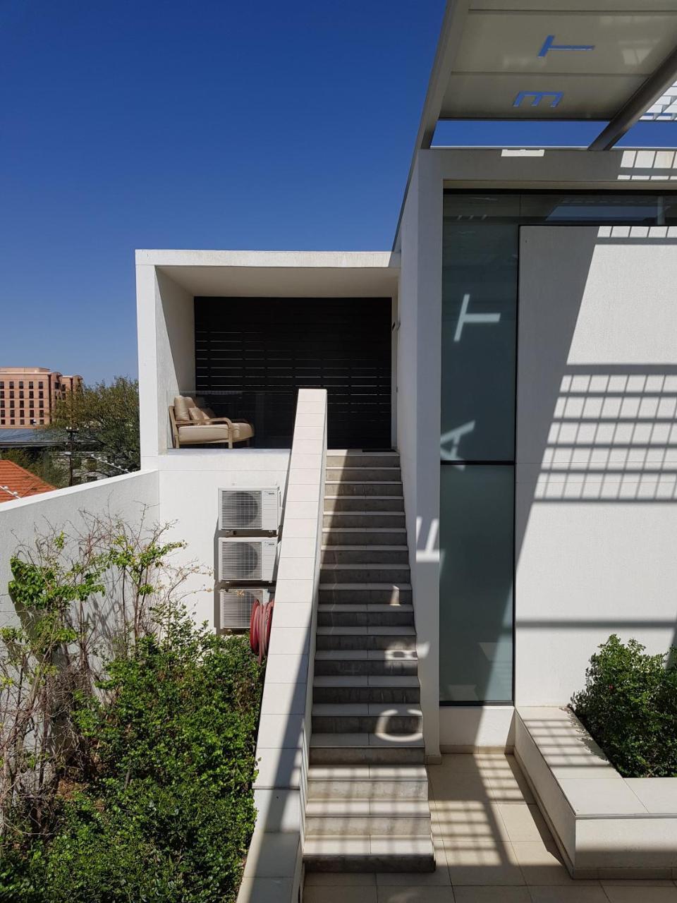 Отель Livega House Виндхук Экстерьер фото